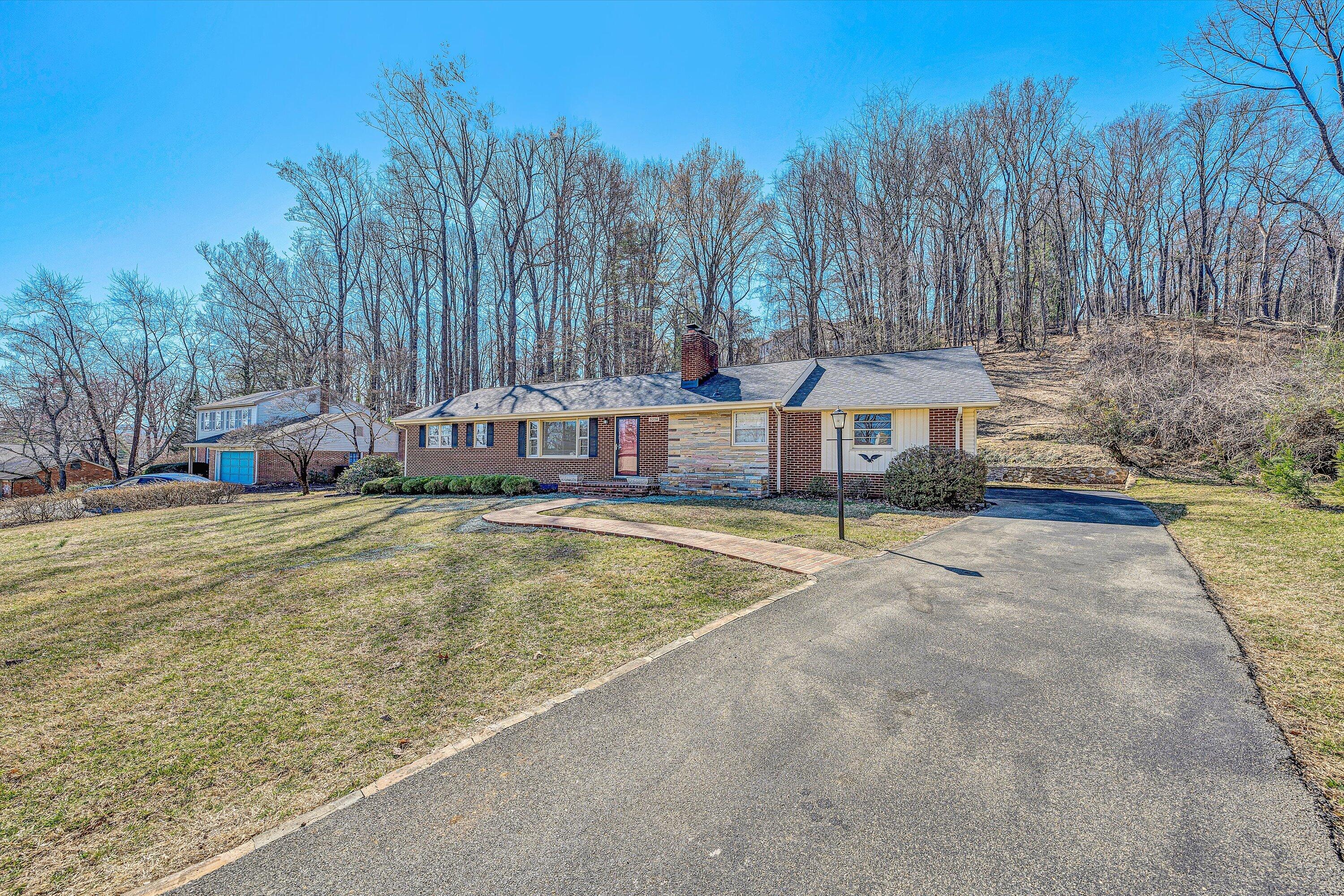 5254 Roselawn Road Roanoke, VA 24018 - Photo 37 of 38 Front- paved driveway