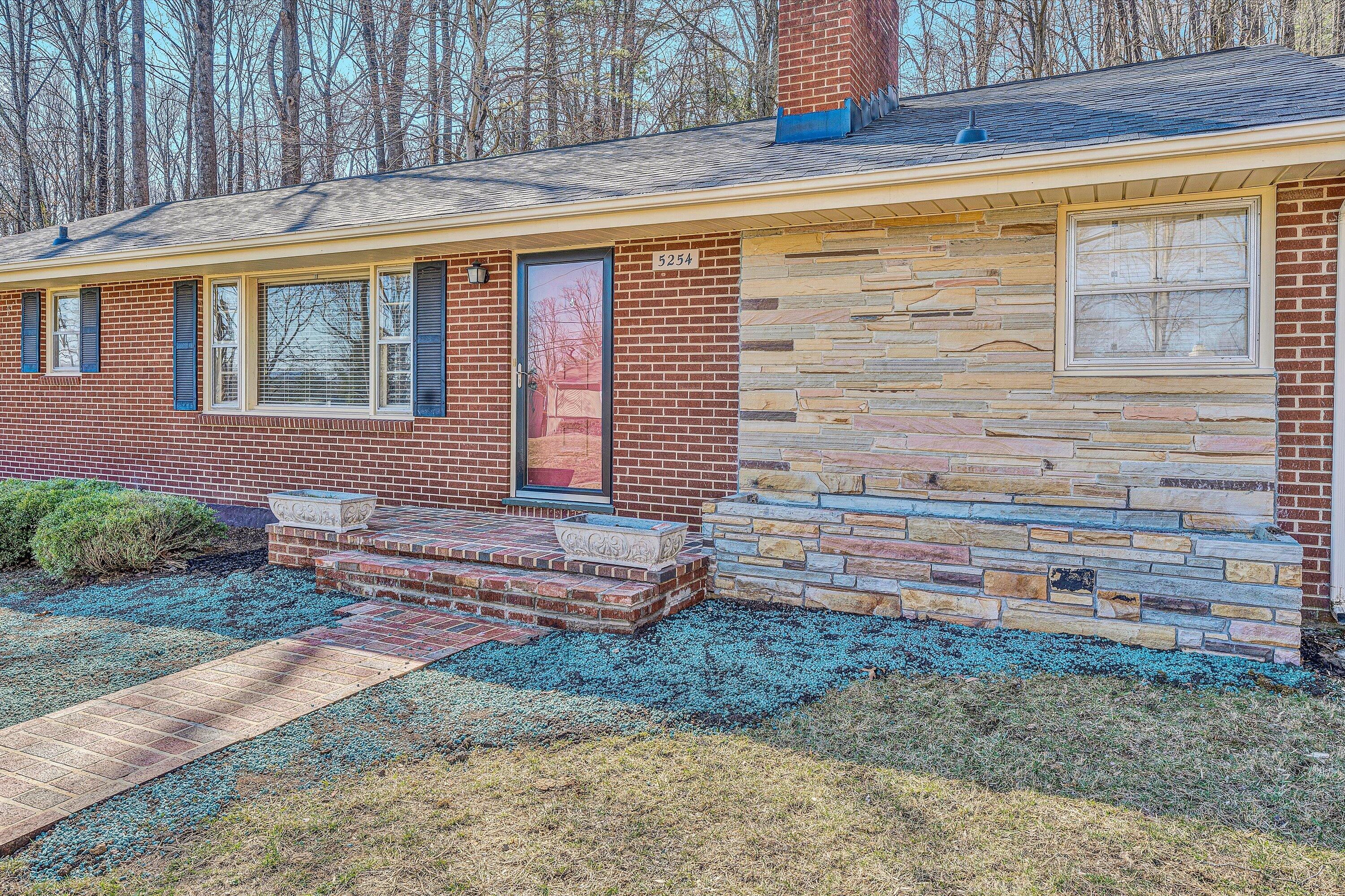 5254 Roselawn Road Roanoke, VA 24018 - Photo 4 of 38 Front view