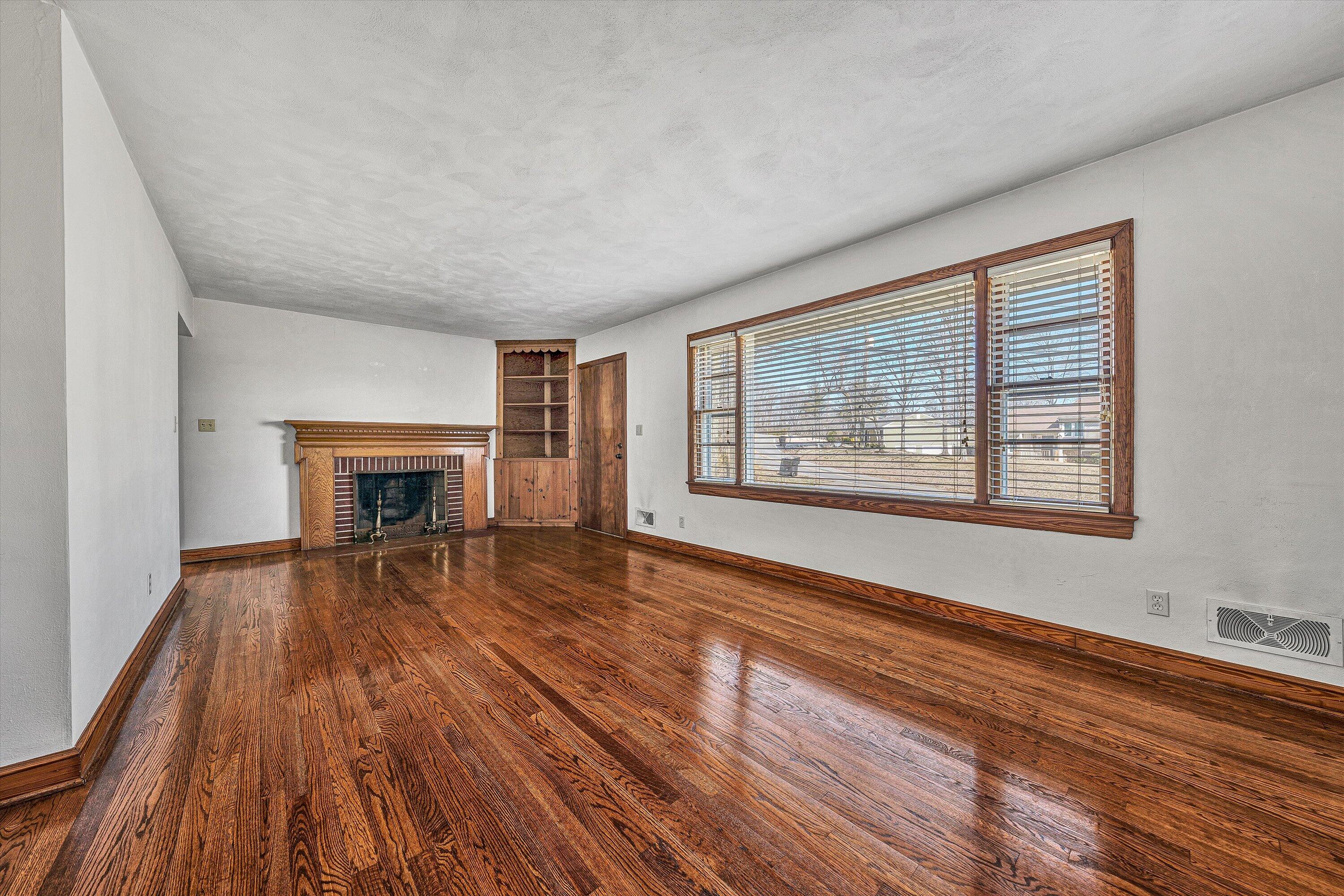 5254 Roselawn Road Roanoke, VA 24018 - Photo 6 of 38 Living room- Fire place