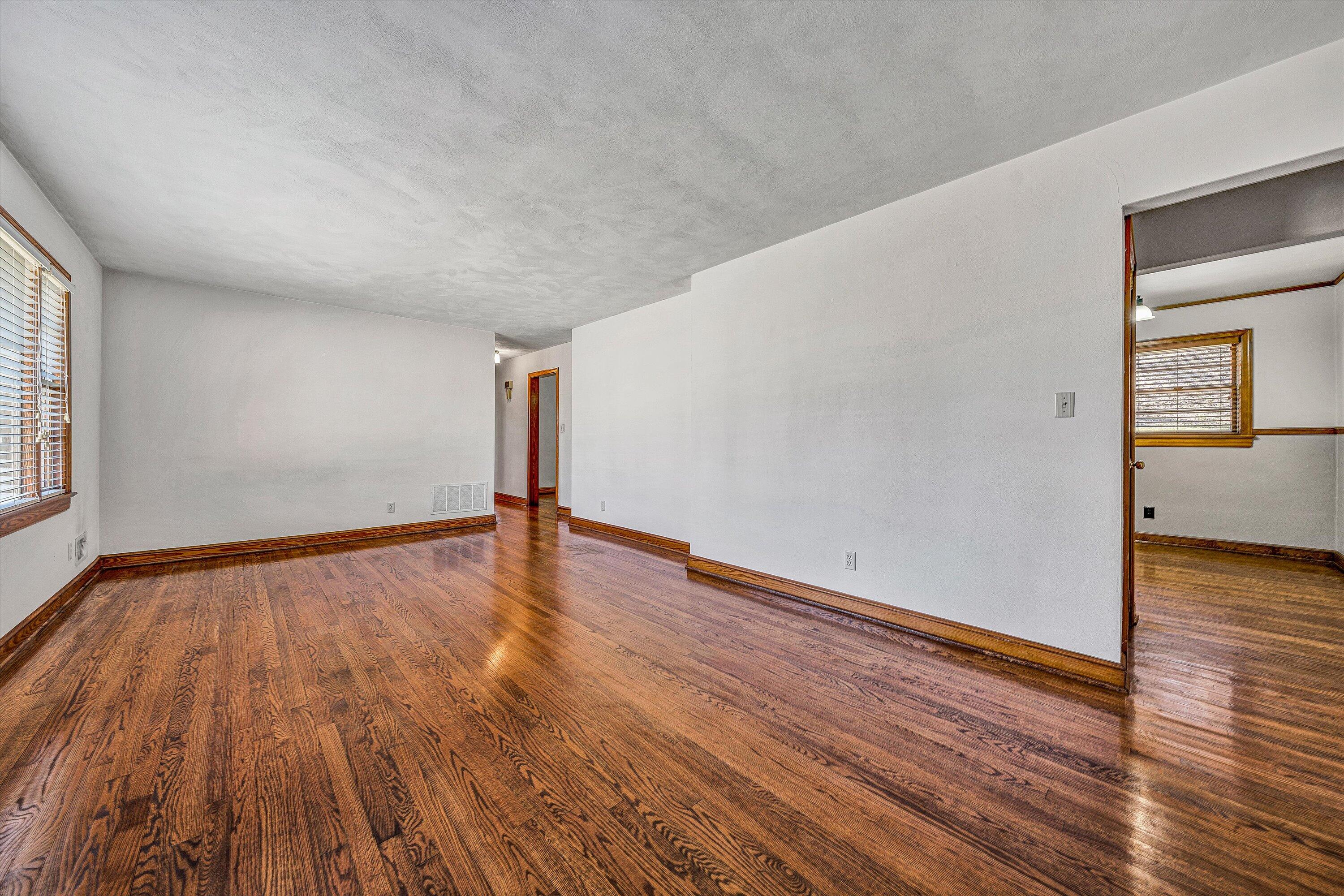 5254 Roselawn Road Roanoke, VA 24018 - Photo 7 of 38 Living room