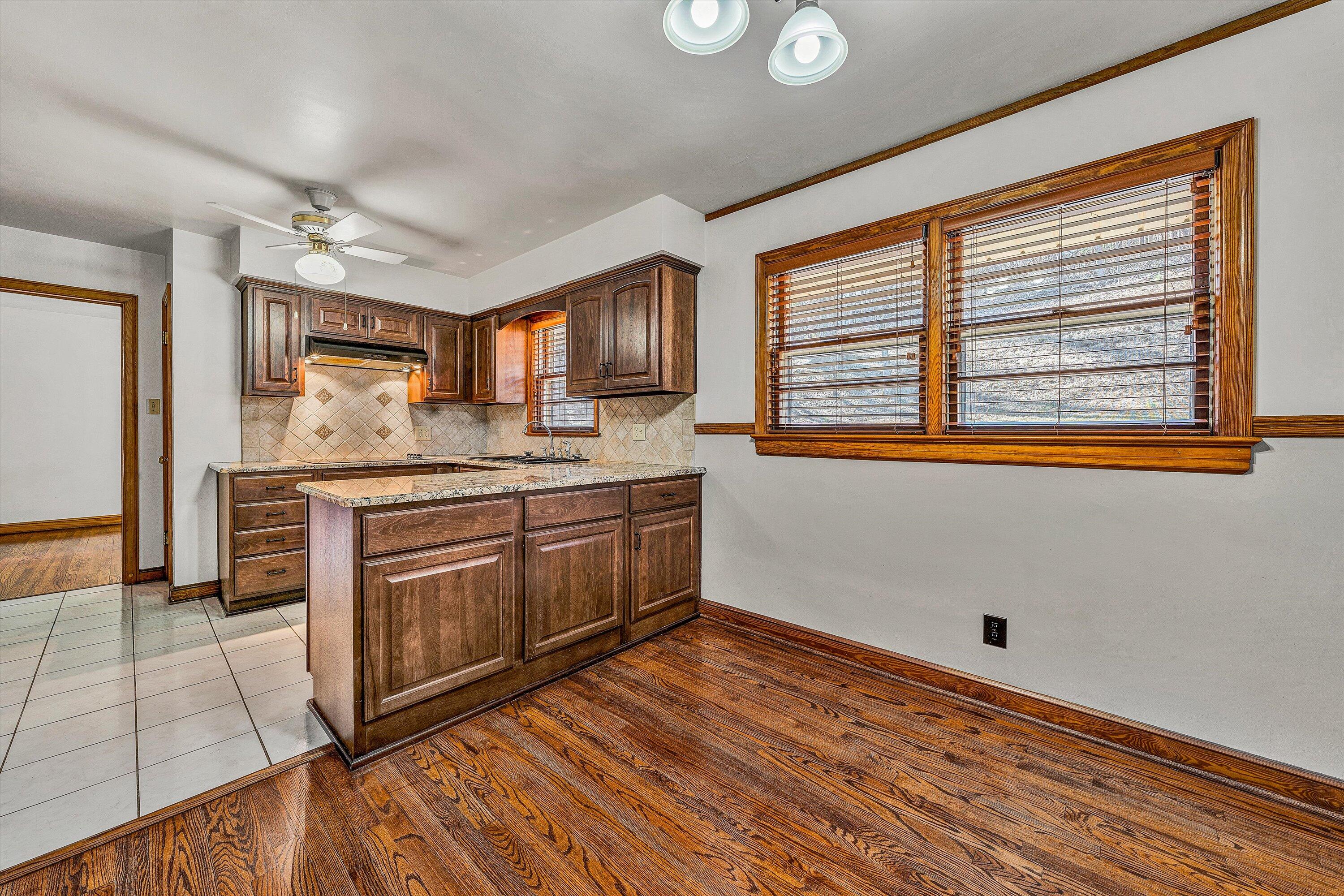 5254 Roselawn Road Roanoke, VA 24018 - Photo 8 of 38 Kitchen- dining area