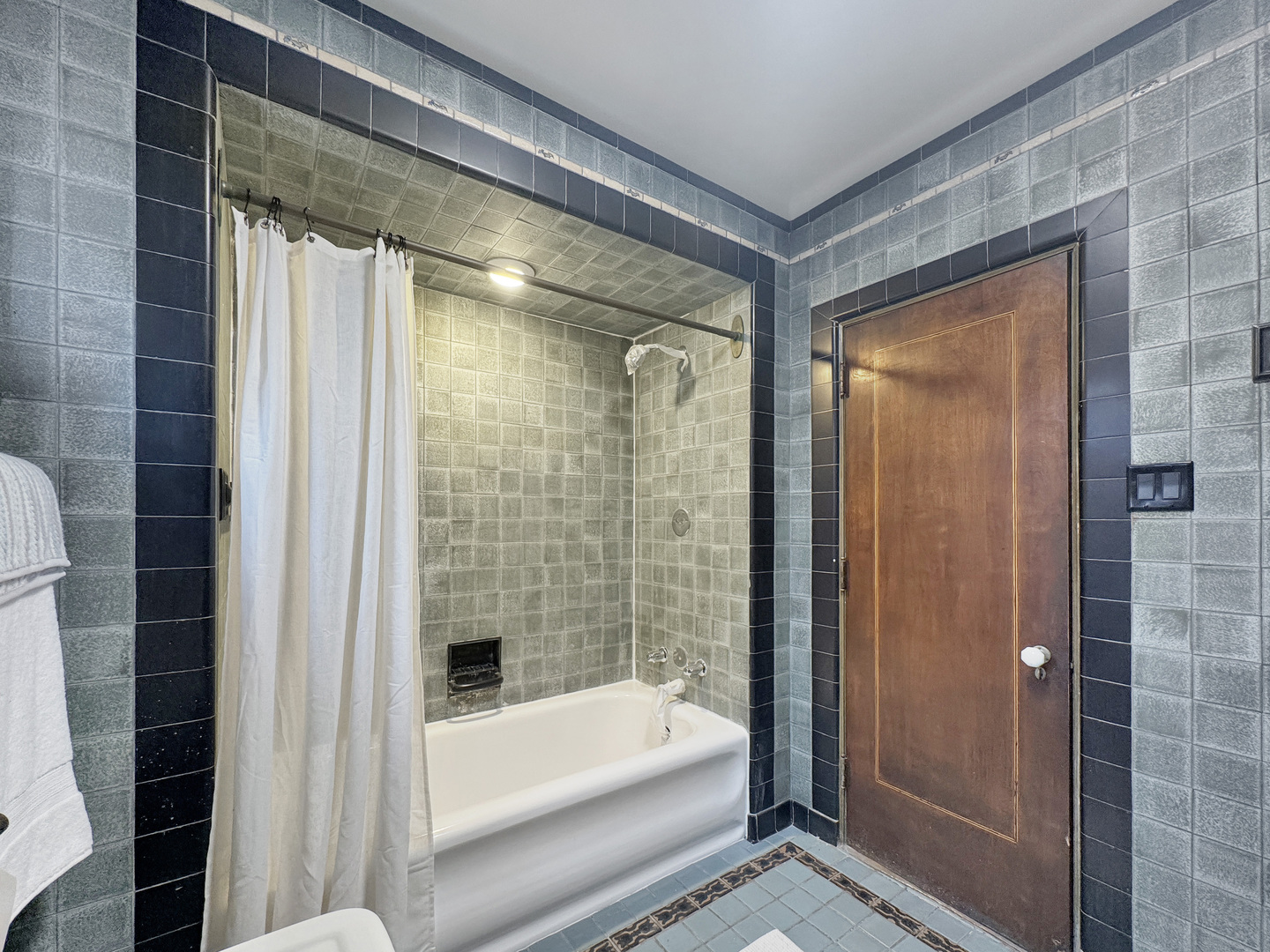 6909 South Chappel Avenue Chicago, IL 60649 - Photo 15 of 60 a bathroom with a bathtub and a shower