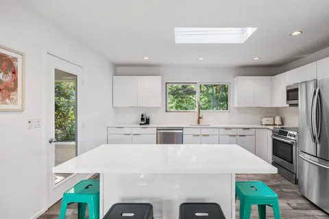 $2,095,000 | 4 Hollow Tree Lane, East Hampton, NY 11937