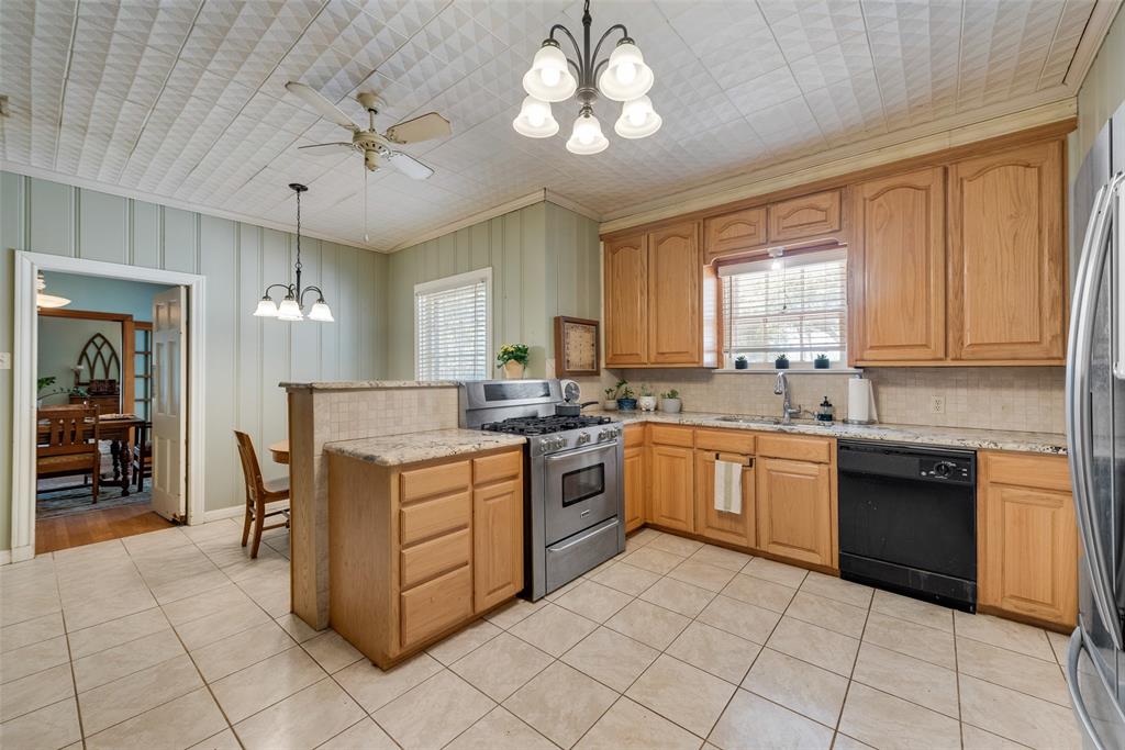233 East High Street Wills Point, TX 75169 - Photo 14 of 40 Kitchen featuring hanging lights, a peninsula, stainless steel appliances, a ceiling fan, and tasteful backsplash