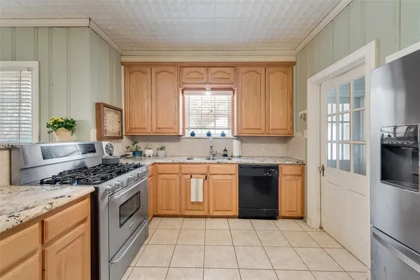 $449,500 | 233 East High Street, Wills Point, TX 75169