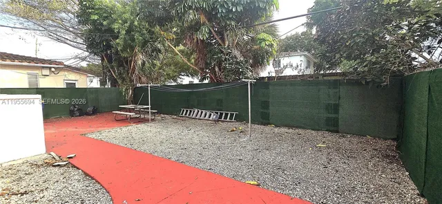 a view of a backyard