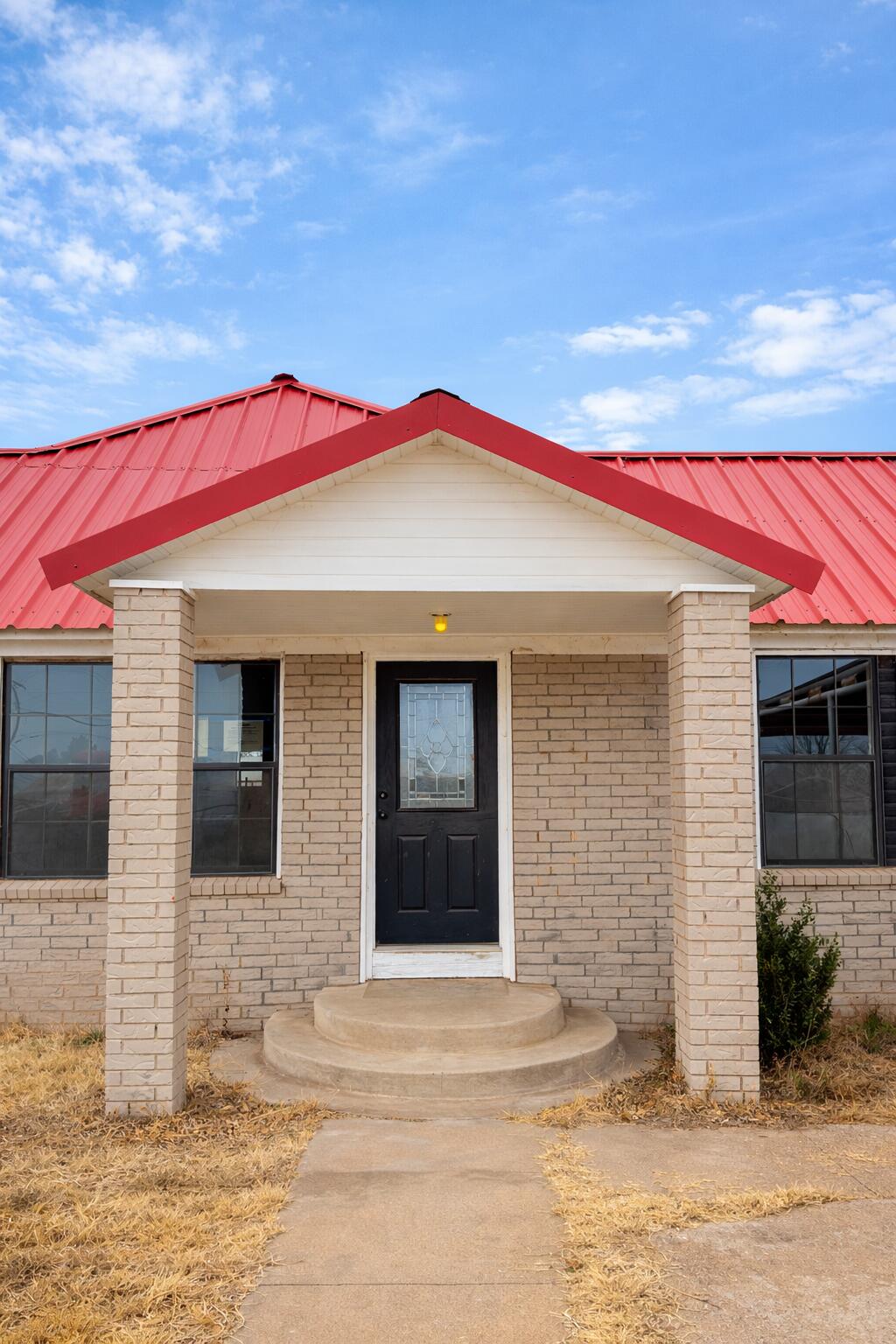 611 South Avenue H Post, TX 79356 - Photo 4 of 32 a front view of a house with a yard