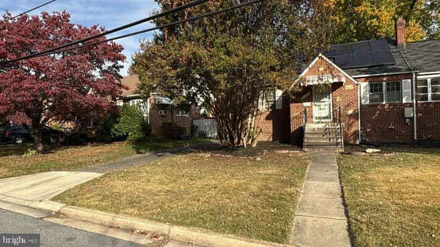 a view of a house with a yard