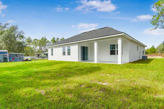 a view of a house with backyard