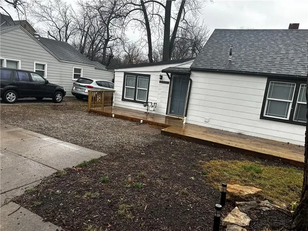 $225,000 | 8510 Grandview Lane, Overland Park, KS 66212