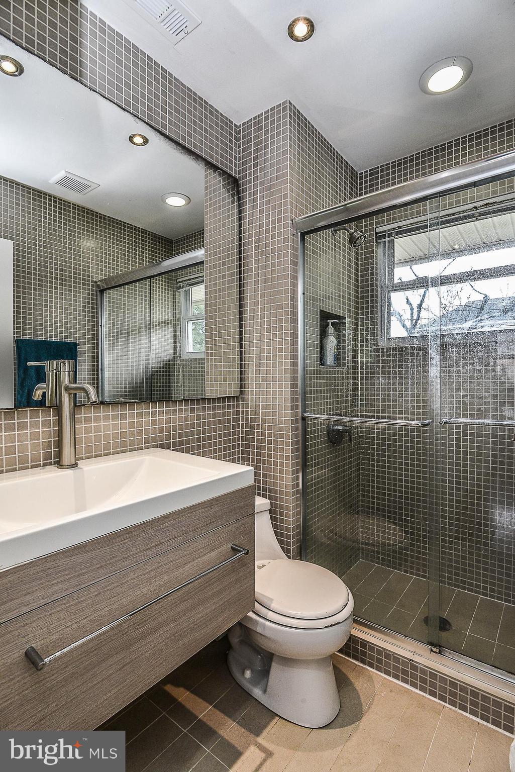 5404 Montgomery Street Springfield, VA 22151 - Photo 20 of 29 Hall Bath