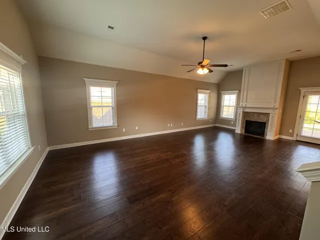 $2,400 | 3812 Champion Hills Drive, Southaven, MS 38672