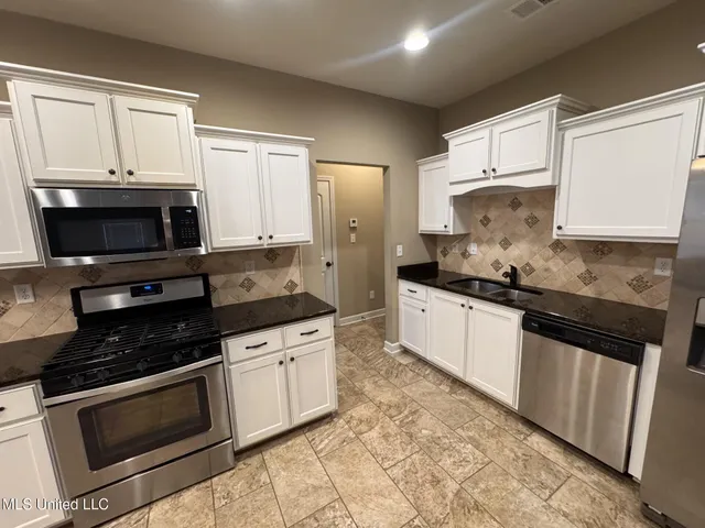 $2,400 | 3812 Champion Hills Drive, Southaven, MS 38672