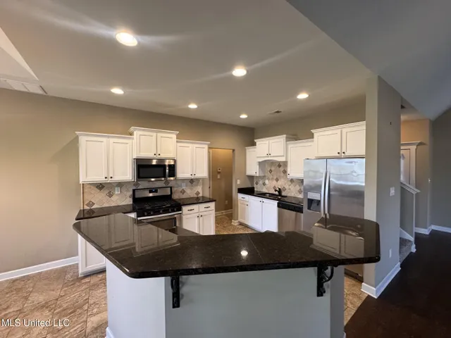 $2,400 | 3812 Champion Hills Drive, Southaven, MS 38672