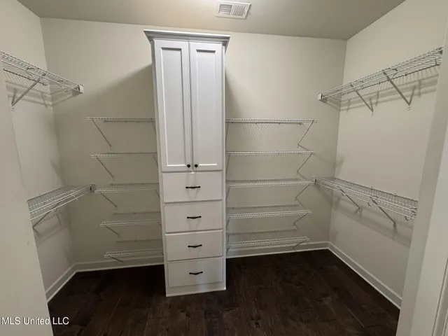 $2,400 | 3812 Champion Hills Drive, Southaven, MS 38672