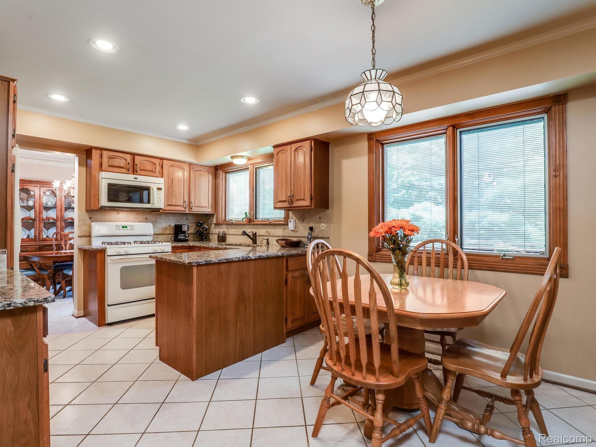 643 Shelley Drive Rochester, MI 48307 - Photo 17 of 46 Breakfast Nook/Kitchen
