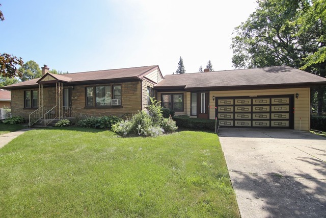 17 Pine Tree Road Northbrook, IL 60062 - Photo 1 of 25