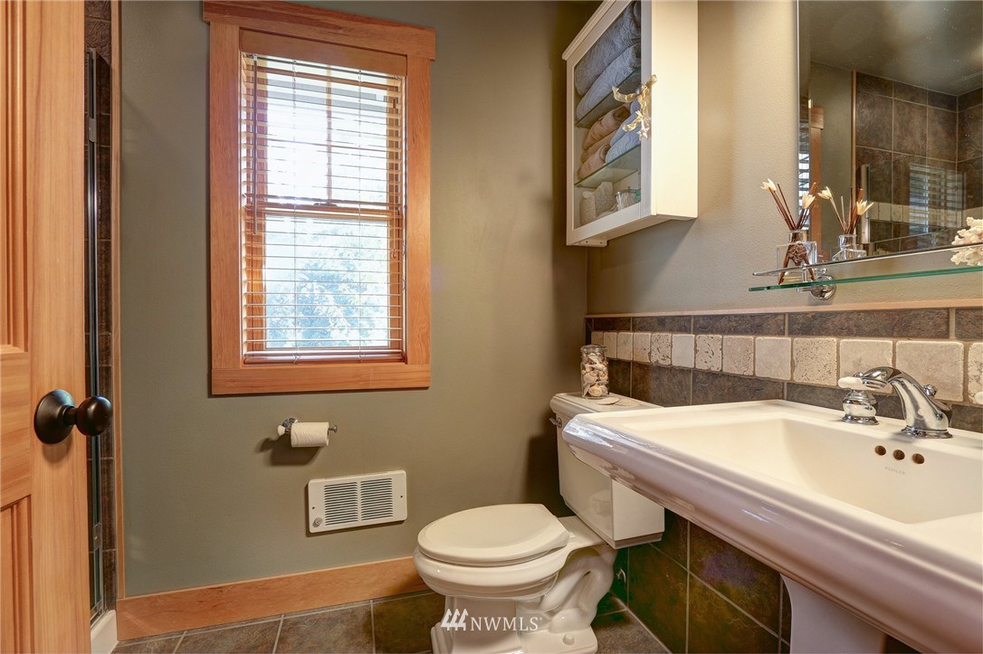 21633 President Point Road Northeast Kingston, WA 98346 - Photo 12 of 25 Gallery Image 12