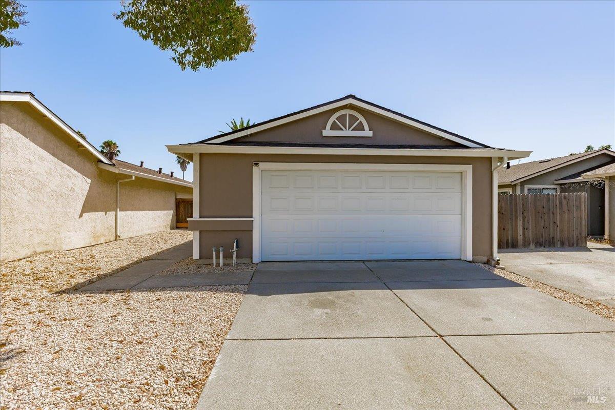 987 Daniel Street Fairfield, CA 94533 - Photo 2 of 36 a view of a garage of the house