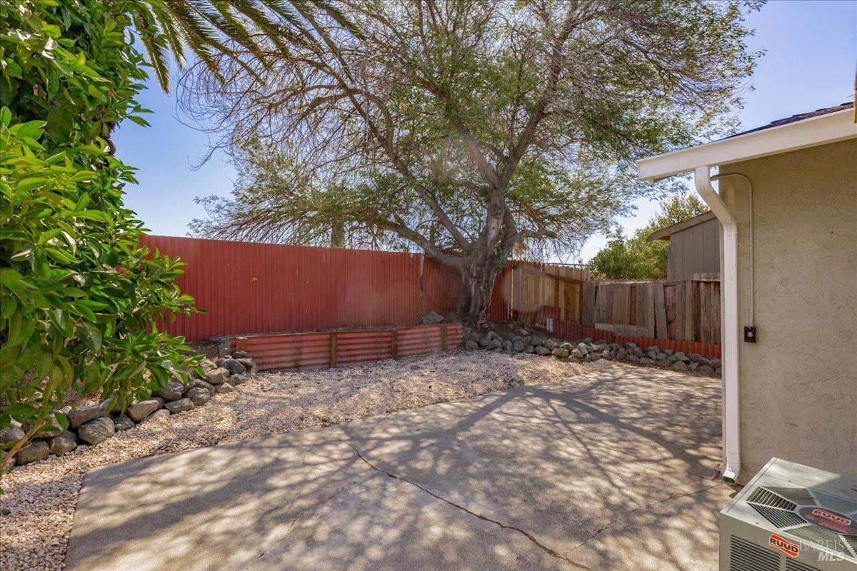 987 Daniel Street Fairfield, CA 94533 - Photo 22 of 36 a backyard of a house