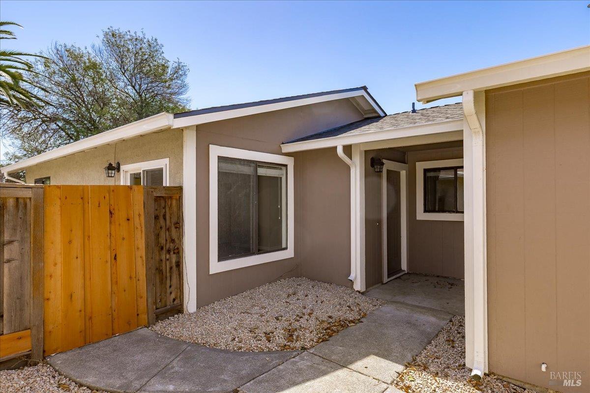 987 Daniel Street Fairfield, CA 94533 - Photo 32 of 36 a view of a back yard of the house