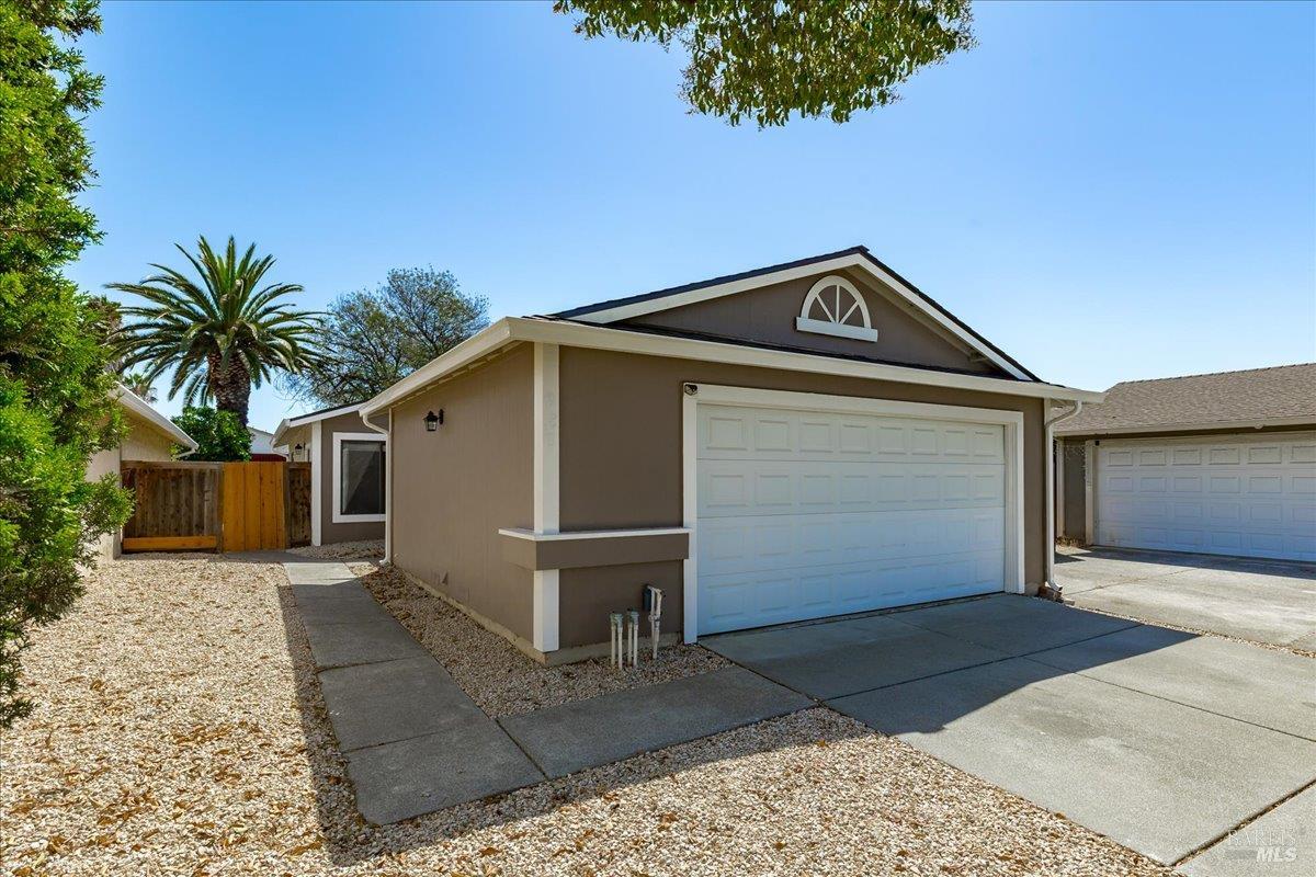 987 Daniel Street Fairfield, CA 94533 - Photo 34 of 36 a front view of a house with a garage