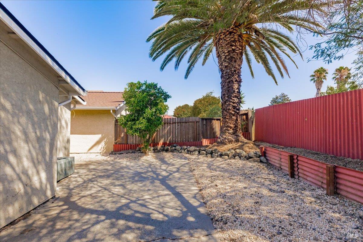 987 Daniel Street Fairfield, CA 94533 - Photo 4 of 36 a backyard of a house with seating space