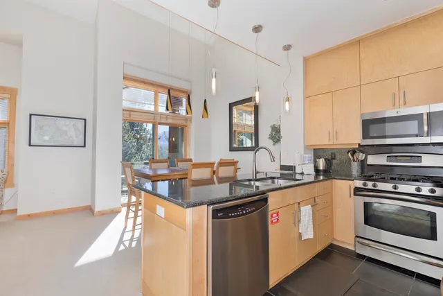 $1,100,000 | 2004 Sierra Star Parkway, Unit 18, Mammoth Lakes, CA 93546