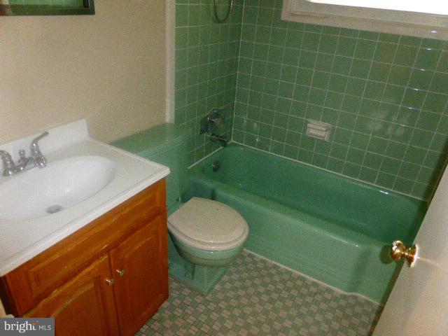 5334 Ravensworth Road Springfield, VA 22151 - Photo 9 of 15 Bath
