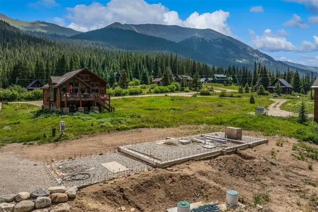 a view of a back yard