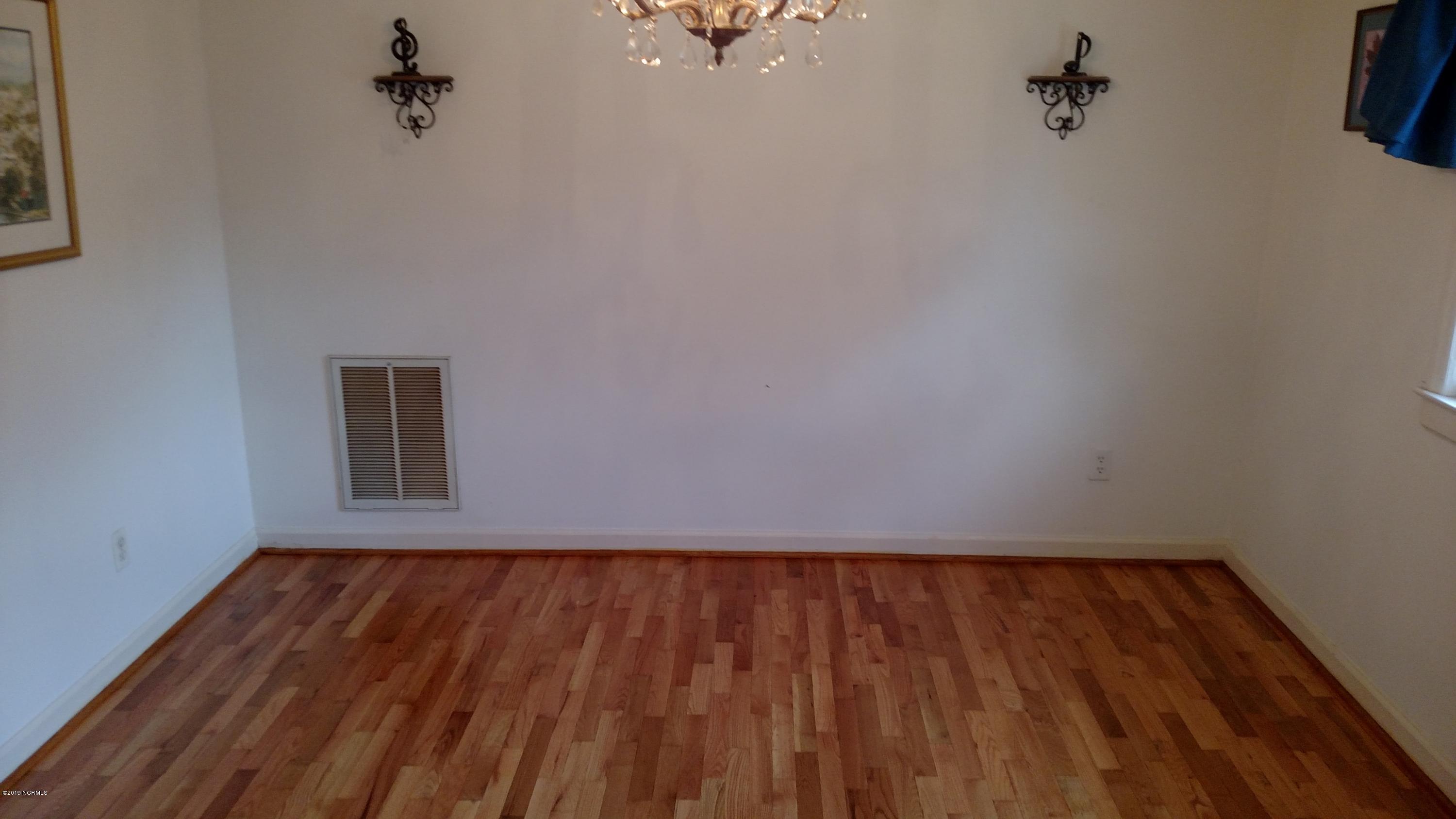 506 Baytree Road Wilmington, NC 28409 - Photo 5 of 9 Jeffs mom dining