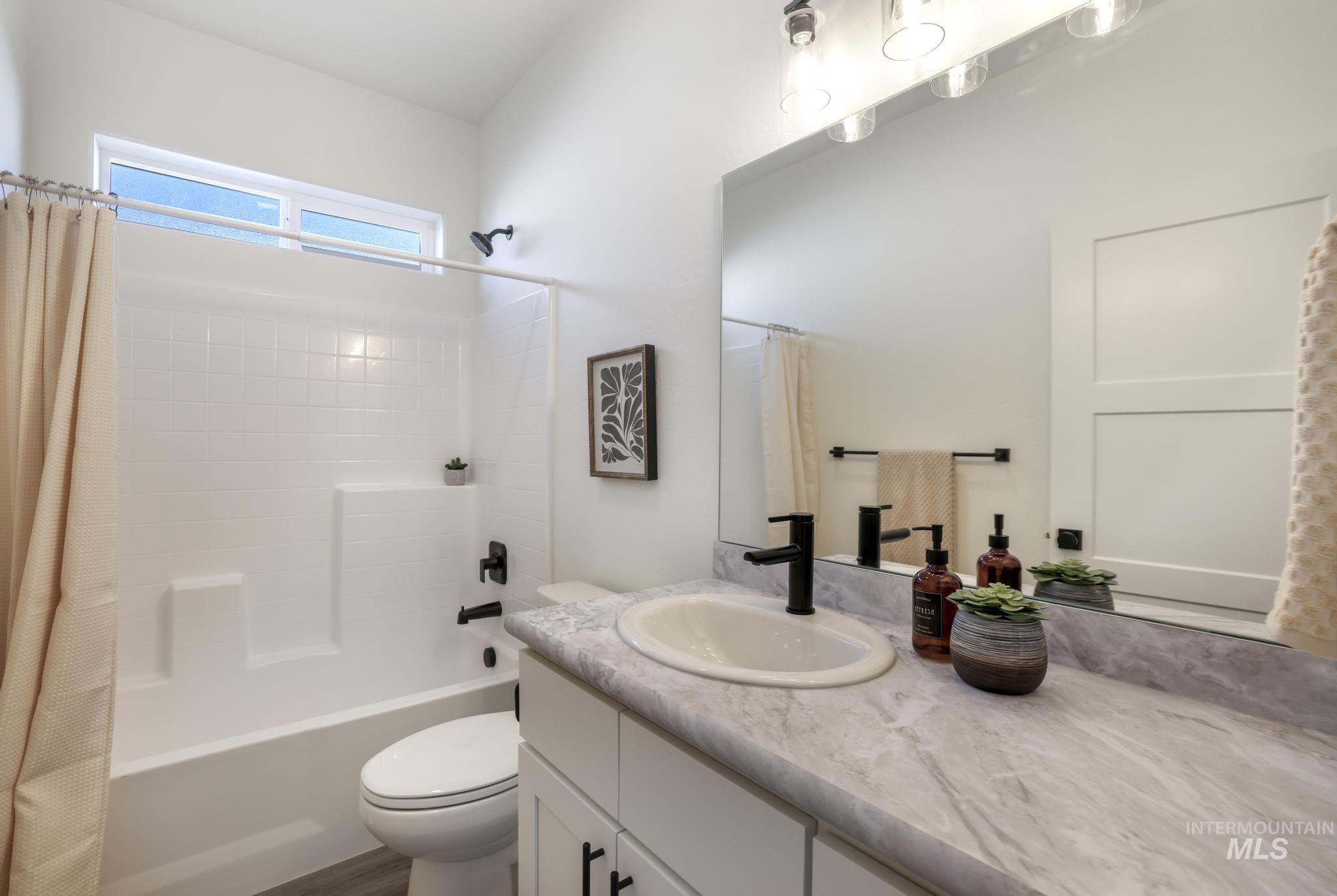 921 Adamite Road Kimberly, ID 83341 - Photo 18 of 25 Full bath with shower / bath combo and vanity