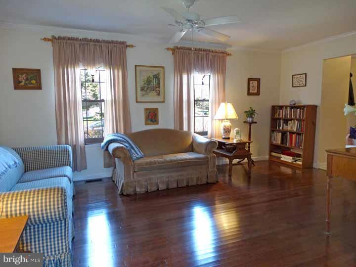 152 Chilton Road Langhorne, PA 19047 - Photo 4 of 14 Living Room