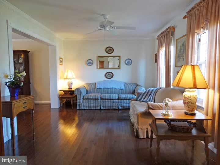 152 Chilton Road Langhorne, PA 19047 - Photo 5 of 14 Living Room