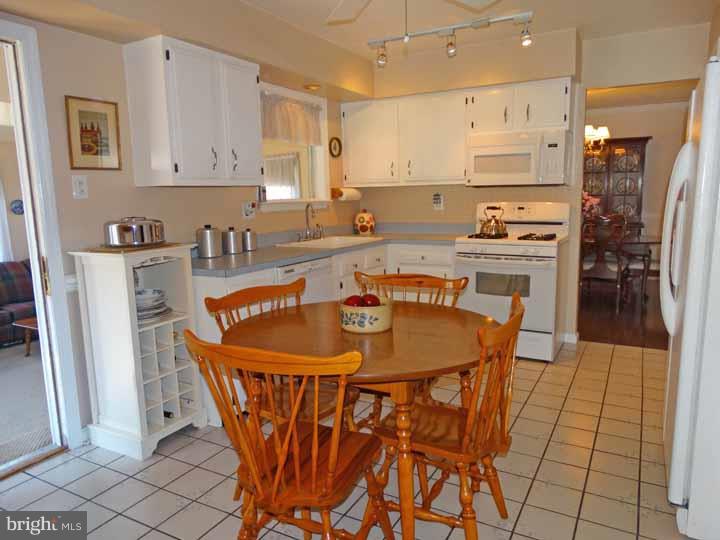 152 Chilton Road Langhorne, PA 19047 - Photo 7 of 14 Kitchen