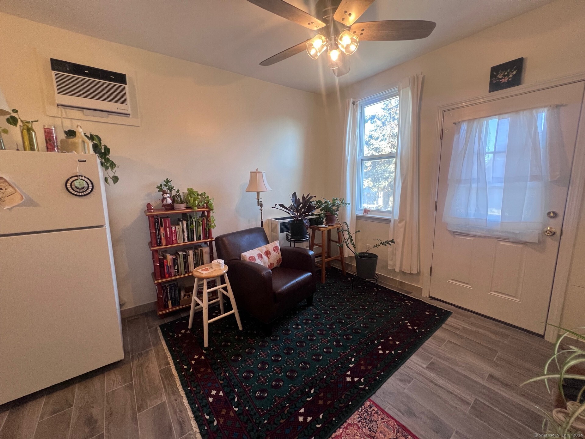 2979 Fairfield Avenue, Unit 1R Bridgeport, CT 06605 - Photo 3 of 13 a living room with furniture and a window