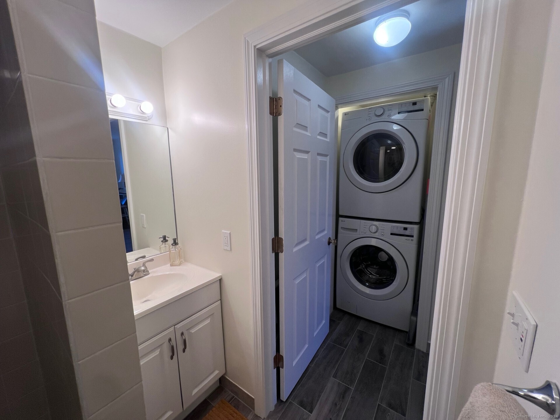 2979 Fairfield Avenue, Unit 1R Bridgeport, CT 06605 - Photo 8 of 13 a view of a hallway with washer and dryer