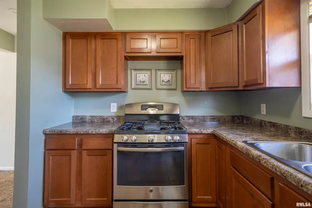 $199,900 | 1020 Mesa Drive, Peoria, IL 61607