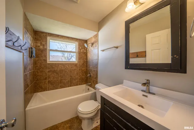 $199,900 | 1020 Mesa Drive, Peoria, IL 61607