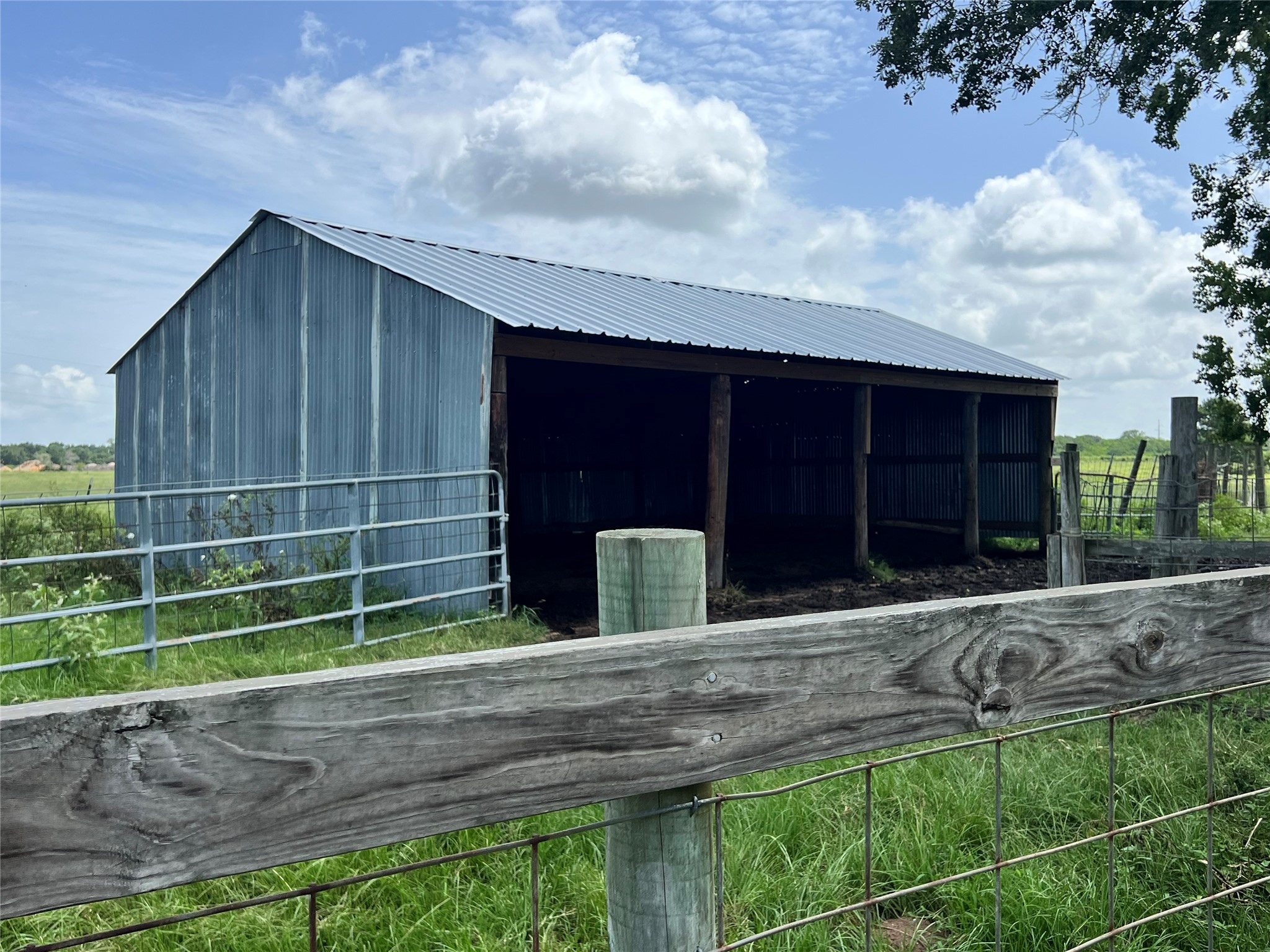 20573 Fontenot Lane Hempstead, TX 77445 - Photo 25 of 32 Spacious and sturdy livestock pen, perfect for livestock management with ample room and secure fencing.