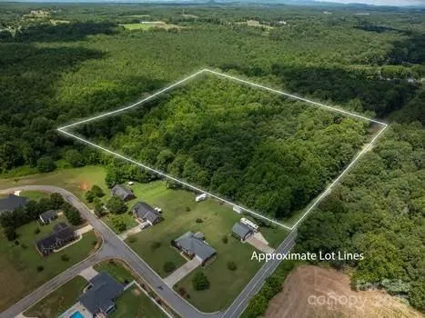 a view of a yard with a lake