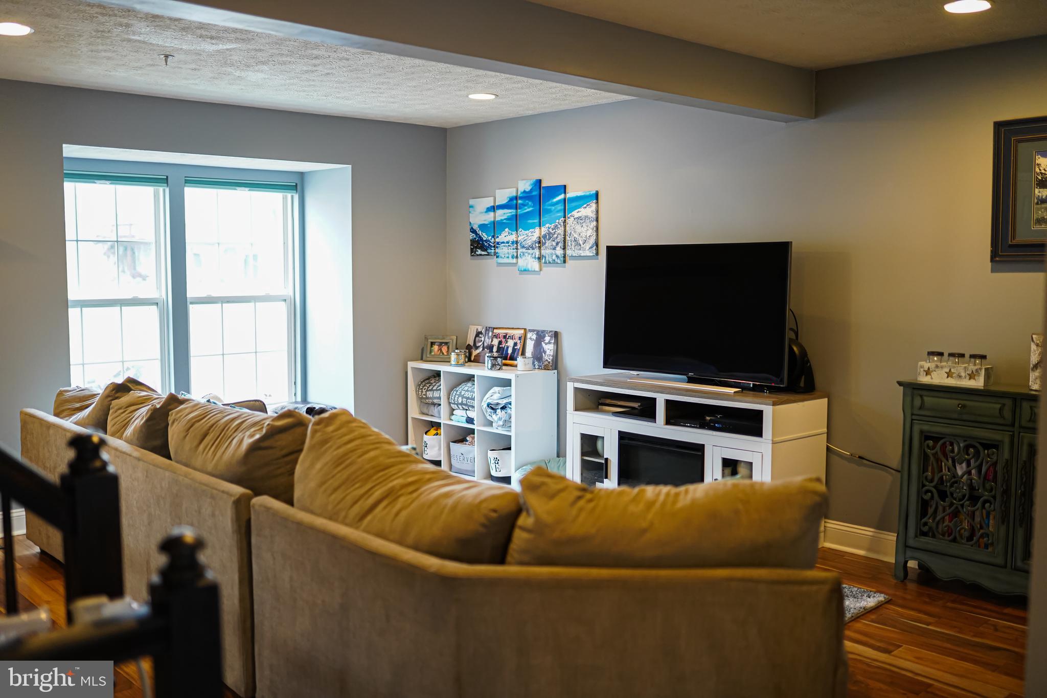 712 Summer Ridge Court Odenton, MD 21113 - Photo 7 of 25 Living Room