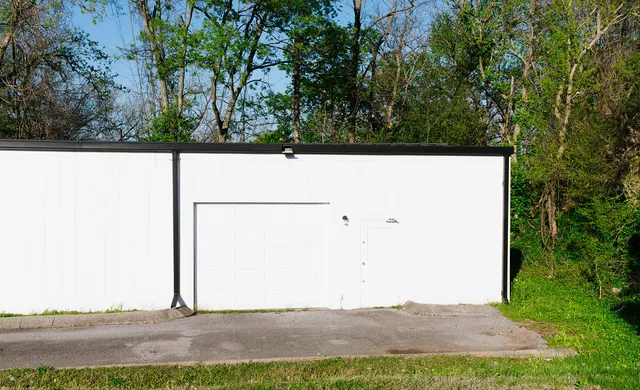 a view of a backyard