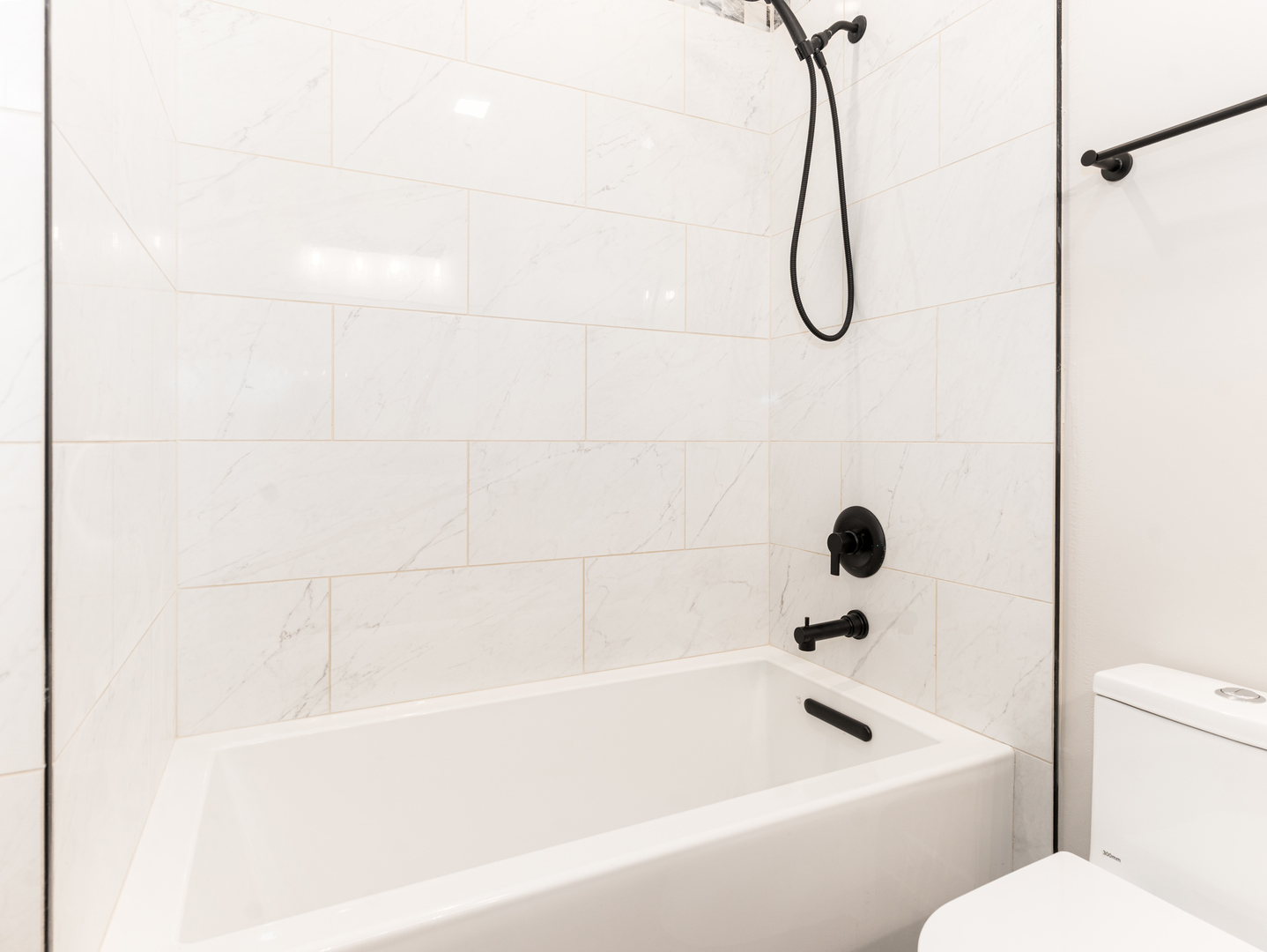 638 West 47th Street Chicago, IL 60609 - Photo 13 of 24 a bathroom with a bath tub with a shower