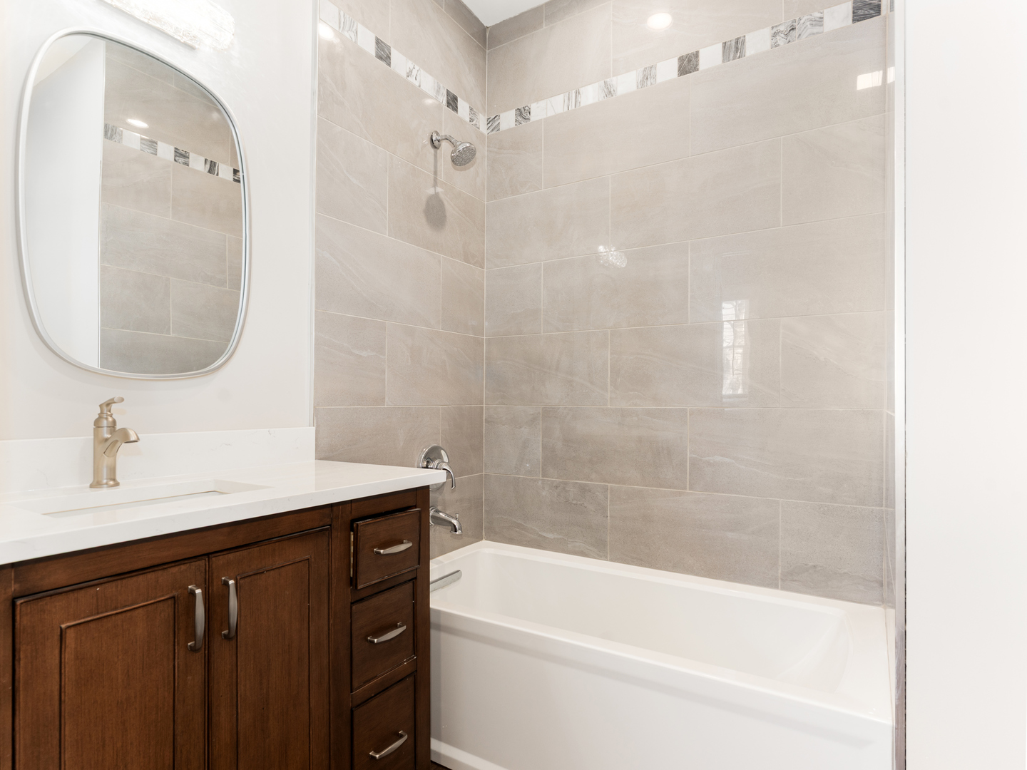 638 West 47th Street Chicago, IL 60609 - Photo 15 of 24 a bathroom with a sink a vanity a mirror and a bathtub