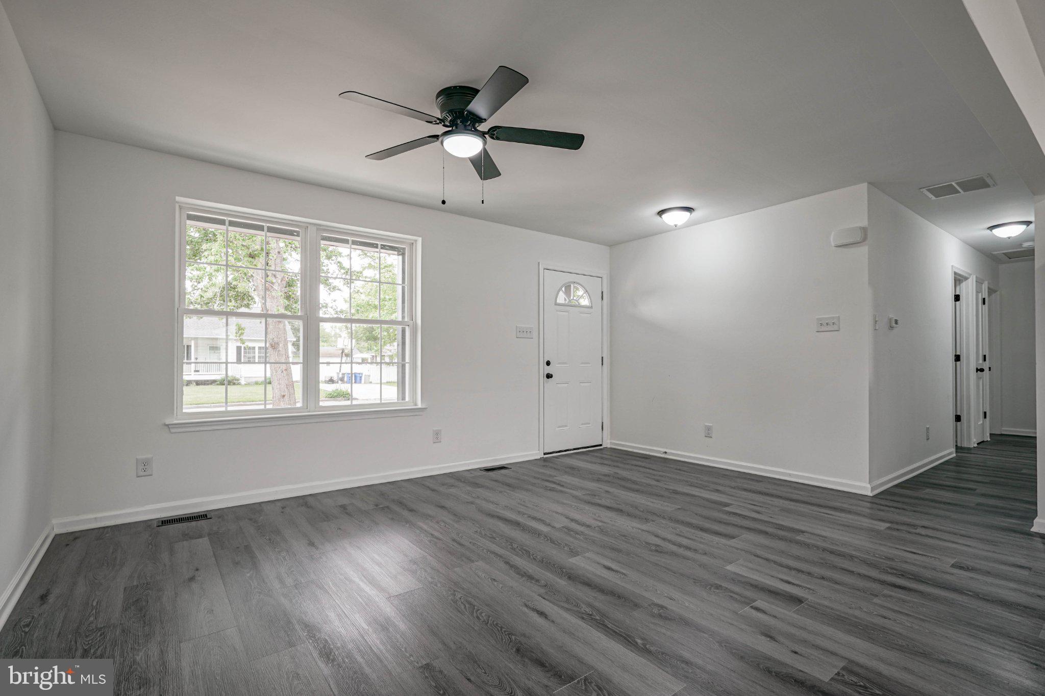 12 Park Road Pennsville, NJ 08070 - Photo 4 of 33 Bright and airy living space awaits.