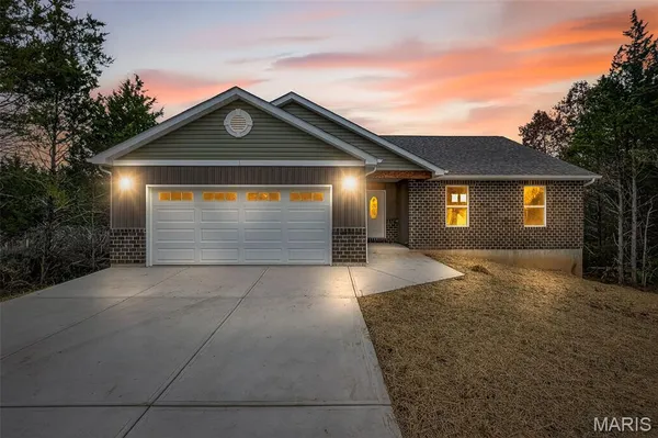 $349,900 | 1645 Brandywine Drive, De Soto, MO 63020