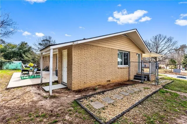 a view of a house with a yard