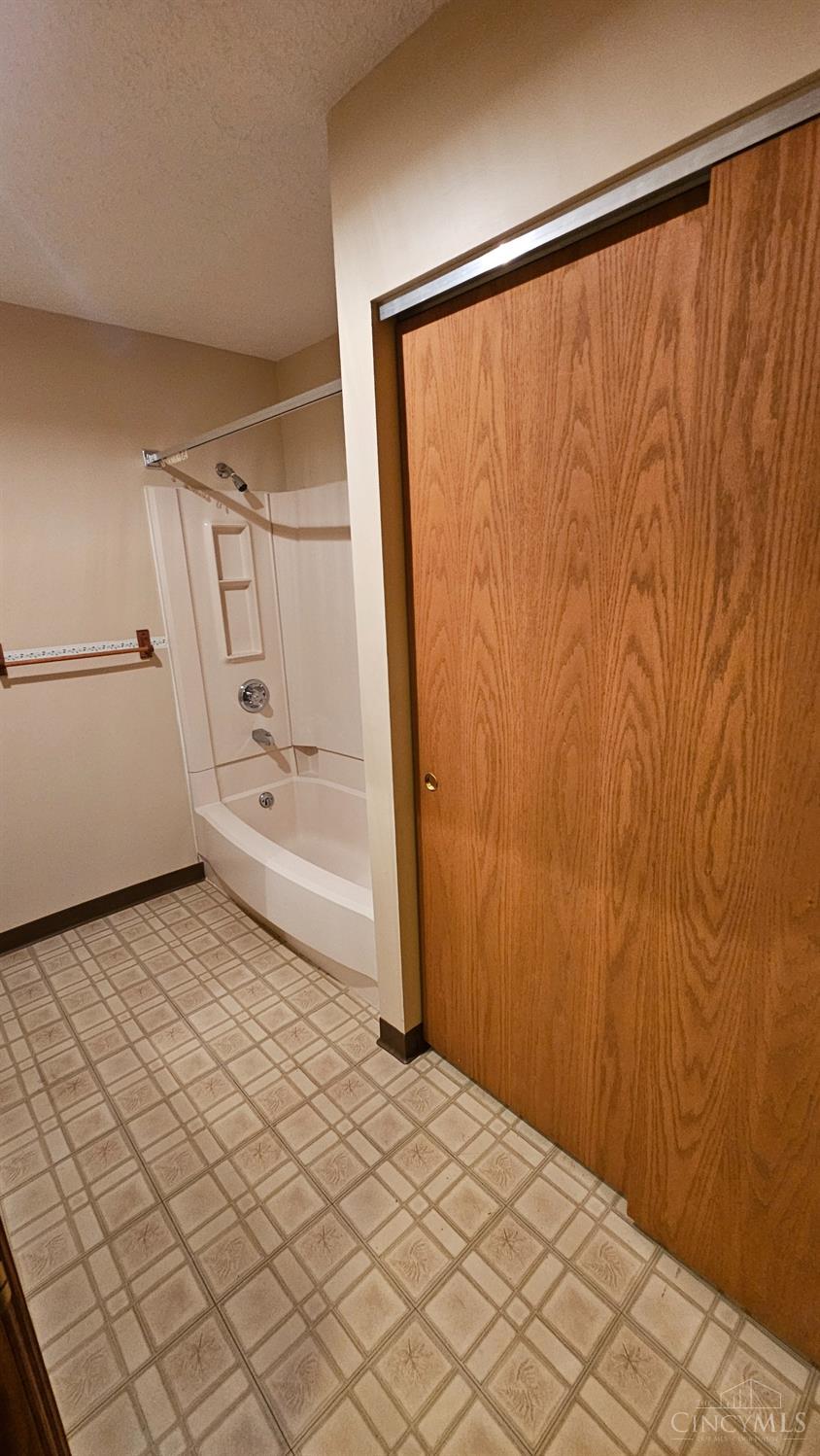 2340 Springdale Road Cincinnati, OH 45231 - Photo 17 of 21 Gallery Image 17