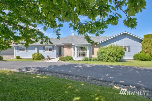 8970 Postma Road Moxee, WA 98936 - Photo 2 of 31 a front view of a house with garden
